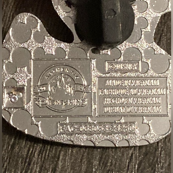 Disneys 2024 Baymax Duck from Ducks Mystery Pin Collection - Picture 3 of 5